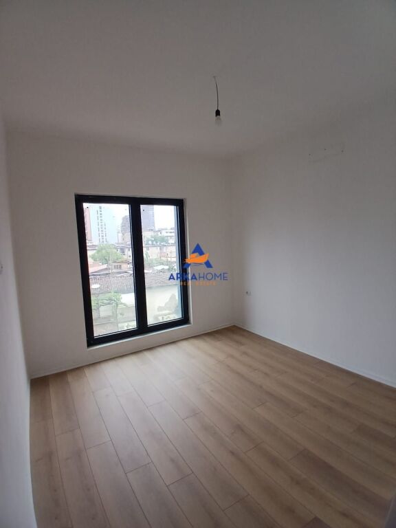 AFFITTASI APPARTAMENTO PER UFFICIO 3+1+BALCONE (107M2) 120000 LEKE