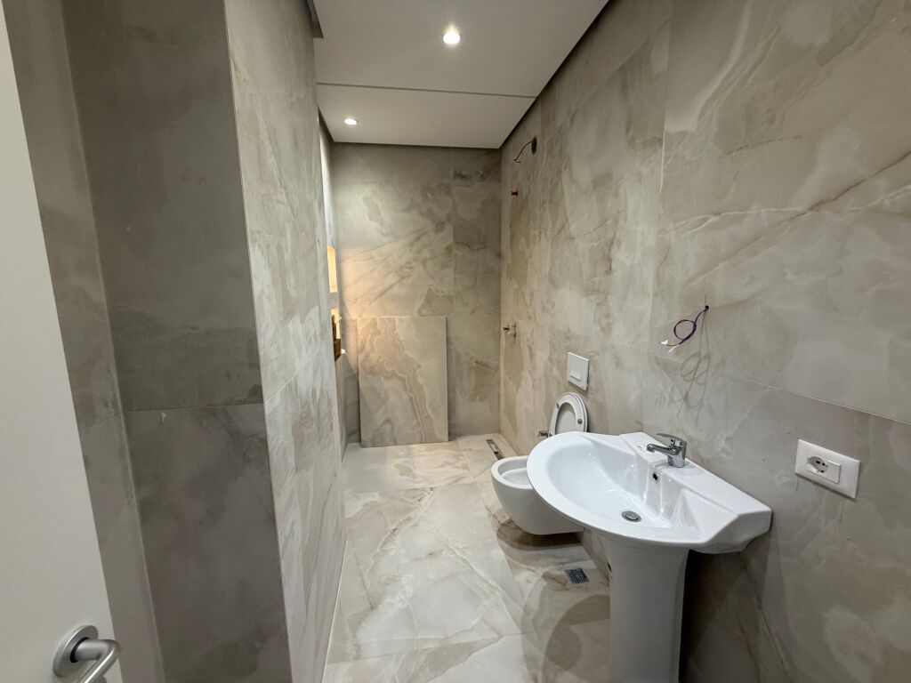 1+1,adatto per 2+1,uccello nero alla stazione di servizio.1000 euro