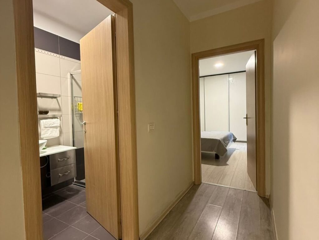 Perballe me Qendren Kristal, mbi Unaze, A shesim apartament:  2+1