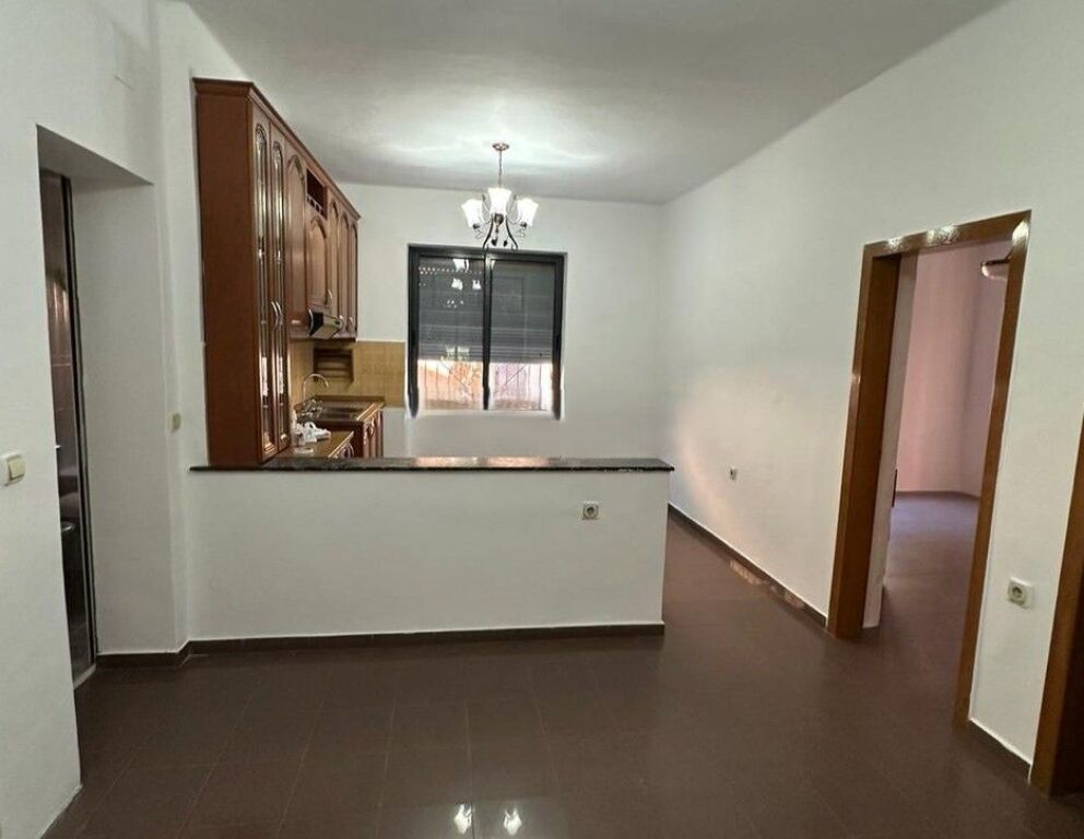 AMBIENT 2+1 PER QIRA BUZE RRUGES SE DURRESIT PER ZYRA/KLINIKE