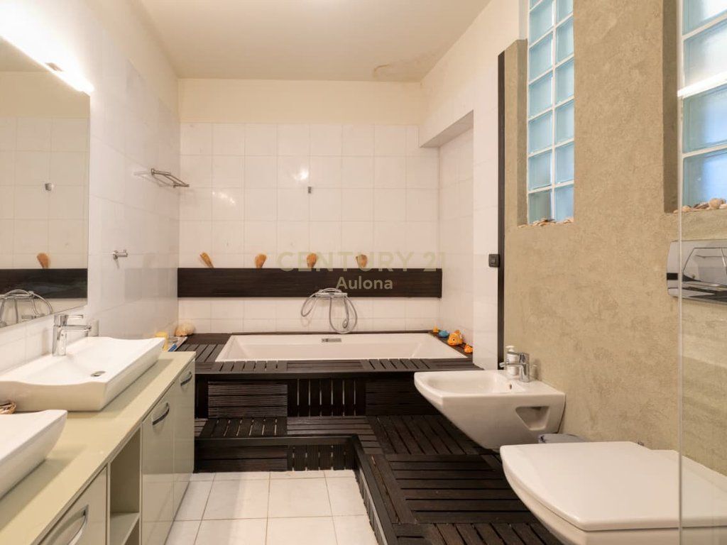 Penthouse Ekskluziv me Pamje Panoramike nga Deti në Lungomare 1, Vlorë