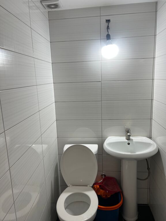 🏢 Locale Commerciale in Affitto – Astir, Tirana