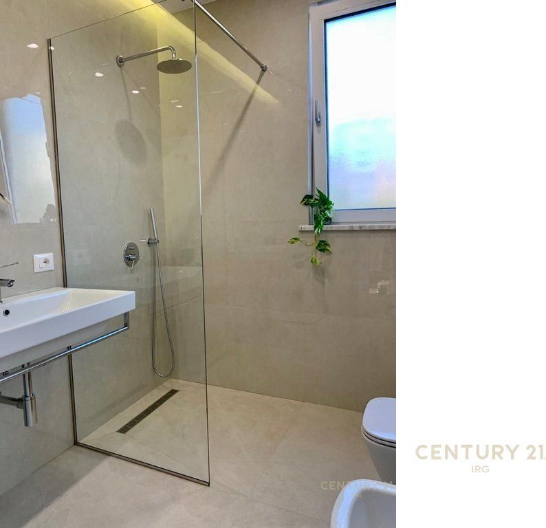 APARTAMENT 2+1 PER QERA PERBALL HOTEL HILTON