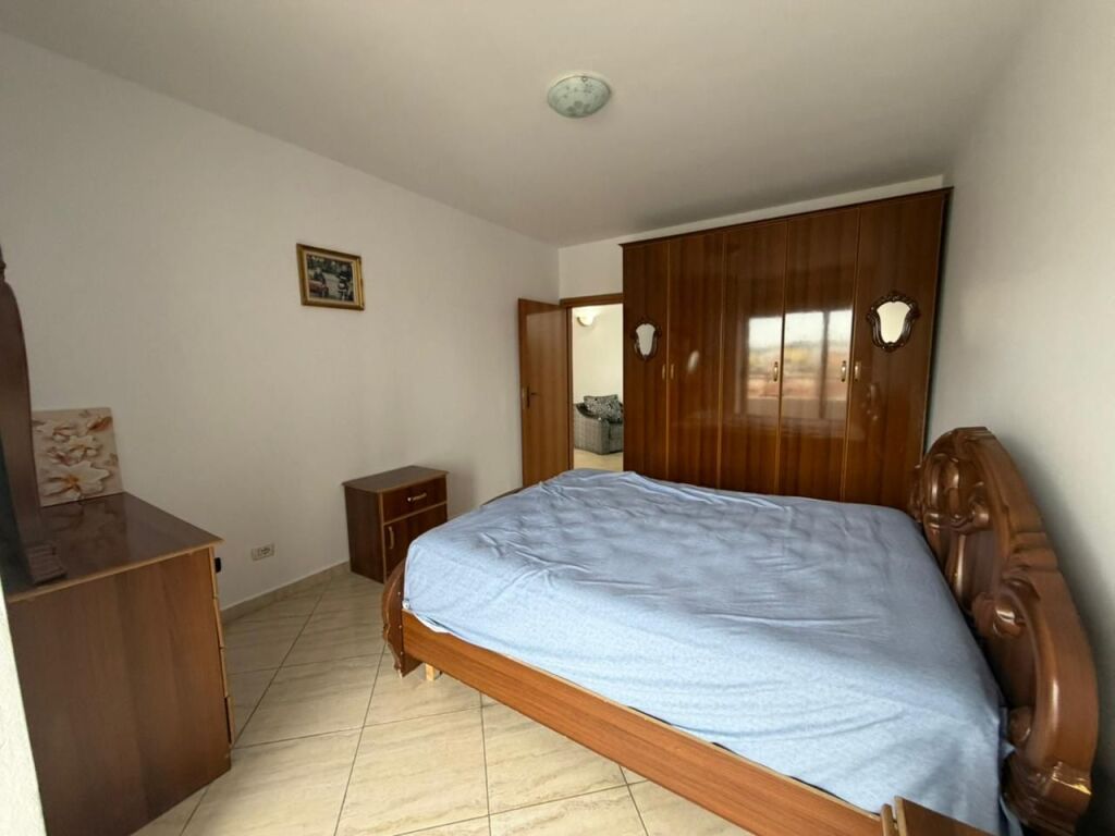 🏡 Appartamento 2+1 in affitto – Xhamllik  📍 Vicino alla Scuola Niket Dardani💰 50.000 lek (trattabili)
