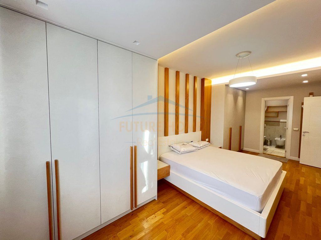 Qera, Apartament 3+1+2+ 2 Poste Parkimi, Komuna e Parisit, Tirane.