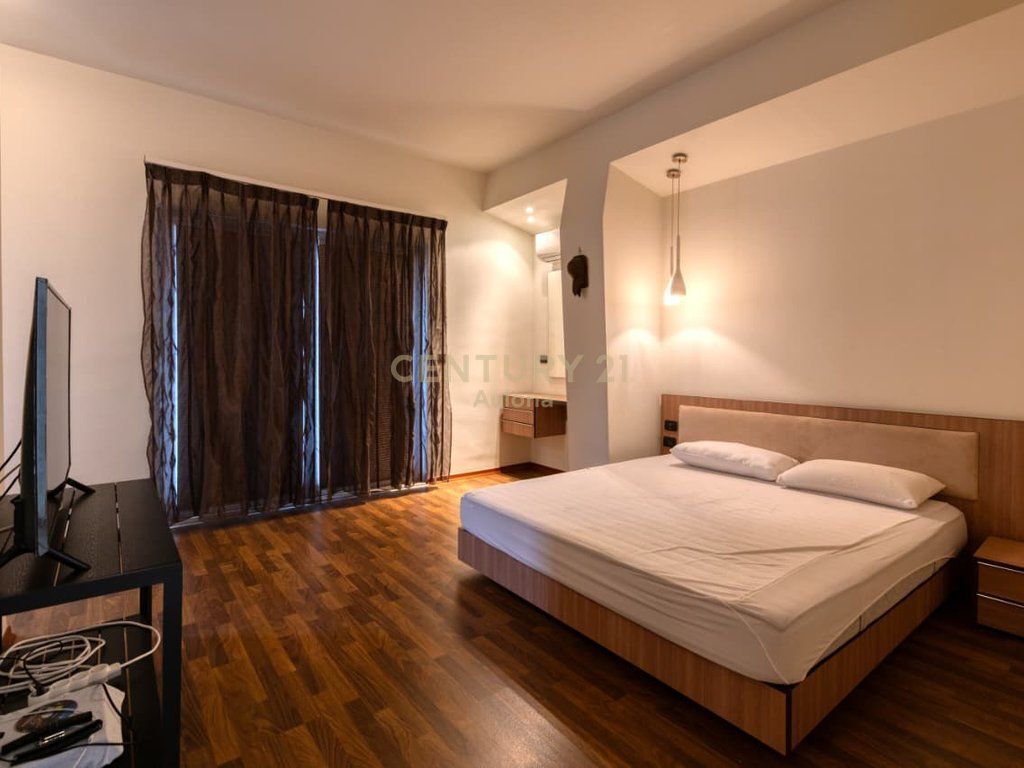 Penthouse Ekskluziv me Pamje Panoramike nga Deti në Lungomare 1, Vlorë