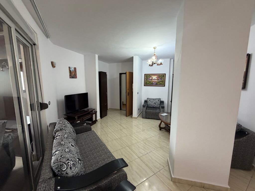 Appartamento 2+1 in affitto presso la Scuola Niket Dardani, Xhamllik  L'appartamento è organizzato in:  * 2 camere da letto * 1 soggiorno + cucina * 1 bagno  📍 Posizione molto buona, vicino alla Scuola Niket Dardani, Xhamllik 🏢 5° piano in un palazzo con ascensore 🛋️ Completamente arredato  💰 Prezzo: 50.000 lek (trattabile)   