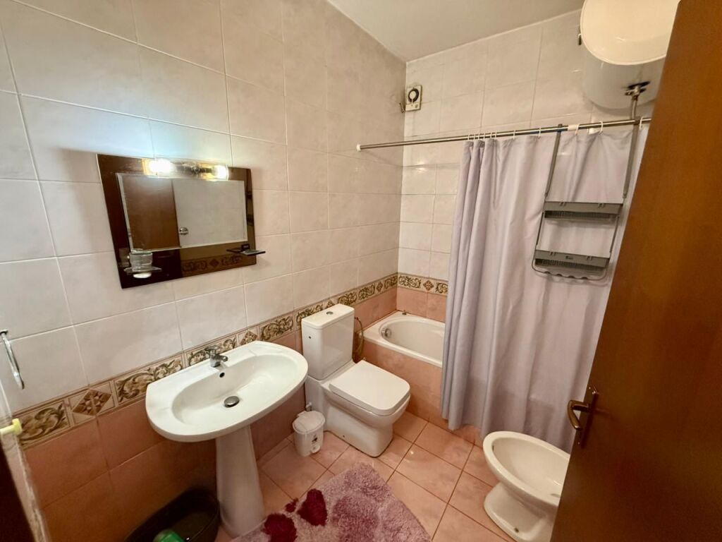 📣 AFFITTO Appartamento 2+1+2 Con Balcone 📍 Ish Blloku, Tirana ✨ 💶 Prezzo 90.000 Leke/Mese