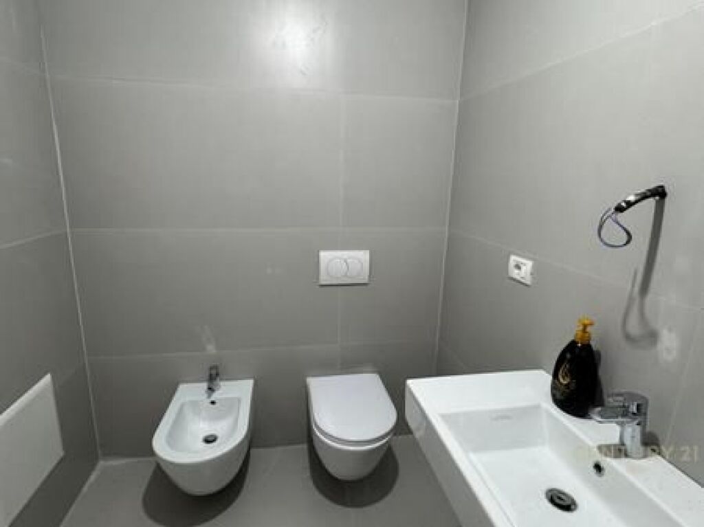 JEPET ME QIRA ZYRE 120 M2 RRUGA MUHAMET GJOLLESHA