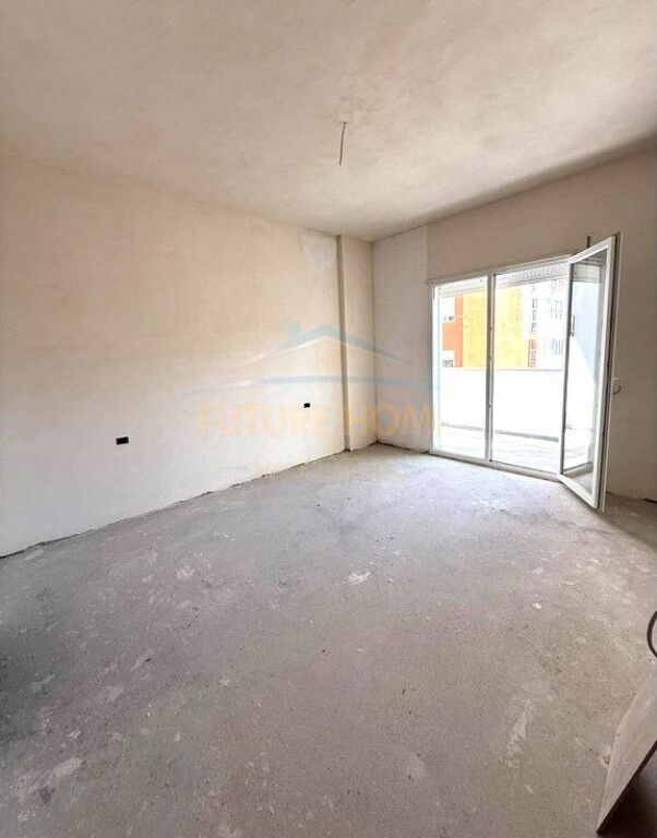 Shitet, Apartament 2+1+2 + Post Parkimi, Shkolla e Kuqe.