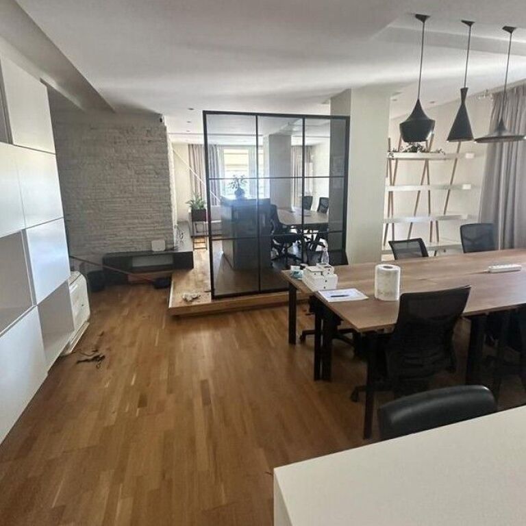 🏢✨ Zyrë Moderne me Qira – Bllok, Tiranë ✨🏢