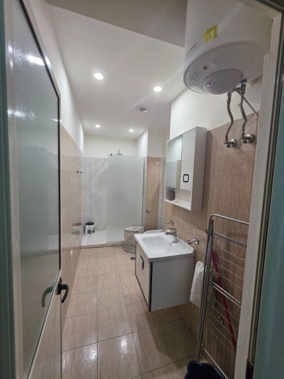 AFFITTASI 1+1 NEL CENTRO DI TIRANA, DIETRO GLI EDIFICI DI 9 PIANI, PRESSO IL PARCHEGGIO DI TIRANA,