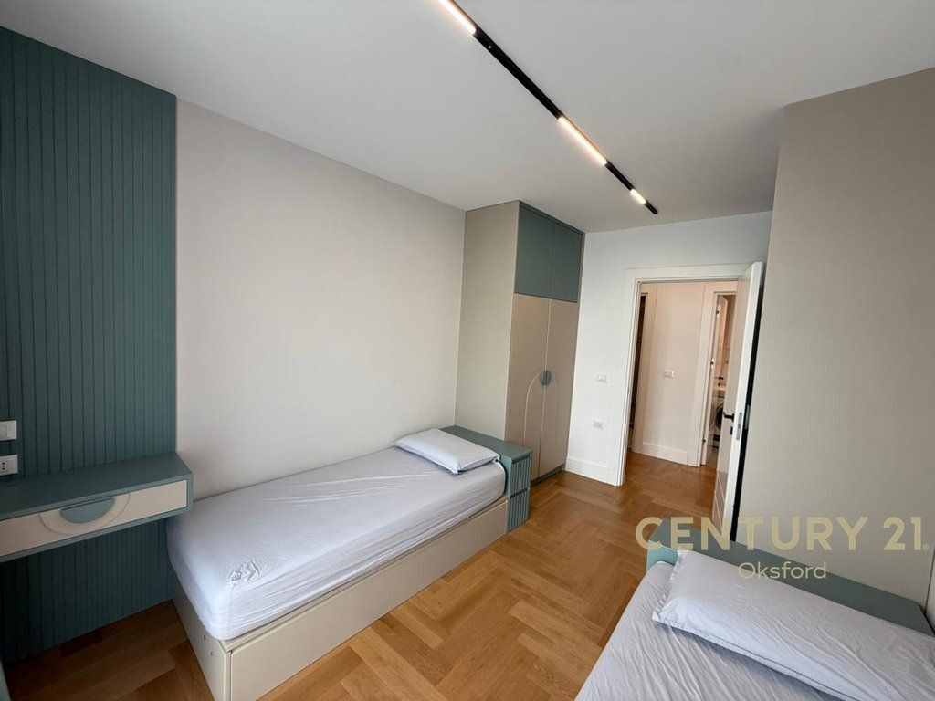 JAPIM ME QIRA APARTAMENT LUKSOZ POST PARKIMI TEK REZIDENCA LAKE VIEW! 2,300 € /Muaj