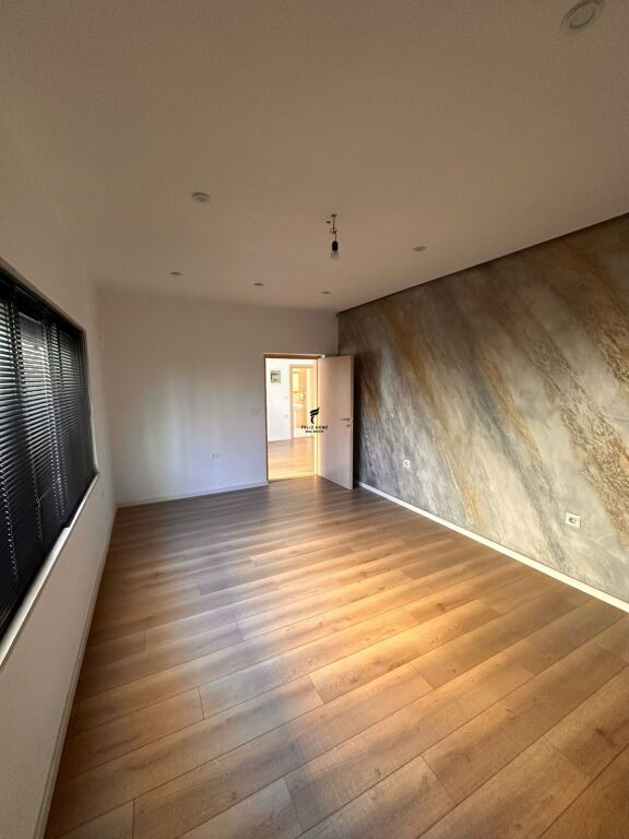 ZYRE ME QERA 100M2 BLLOK 100.000 LEKE FH-71987