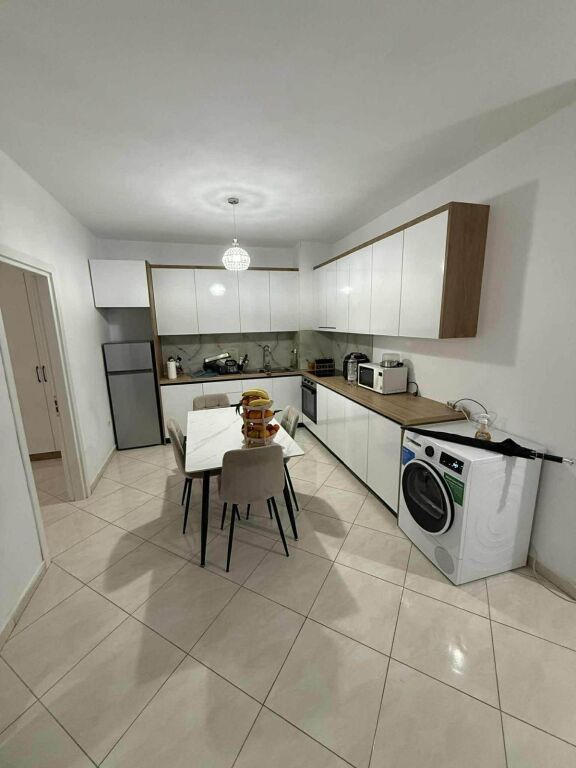🏡 Jepet me qera apartament 2+1+2 + garazh 🚗🚗📍 Vendndodhja: Kompleksi Fratari, Astir💰 Qiraja: 50,000 lekë/muaj
