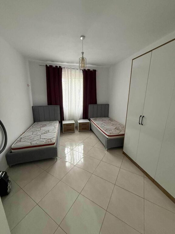 🏡 Jepet me qera apartament 2+1+2 + garazh 🚗🚗  📍 Vendndodhja: Kompleksi Fratari, Astir ✨ Apartamenti është i organizuar në 2 dhoma gjumi, sallon + kuzhinë dhe 2 tualete 🚘 Përfshin edhe garazh me kapacitet për 2 makina 50000 leke
