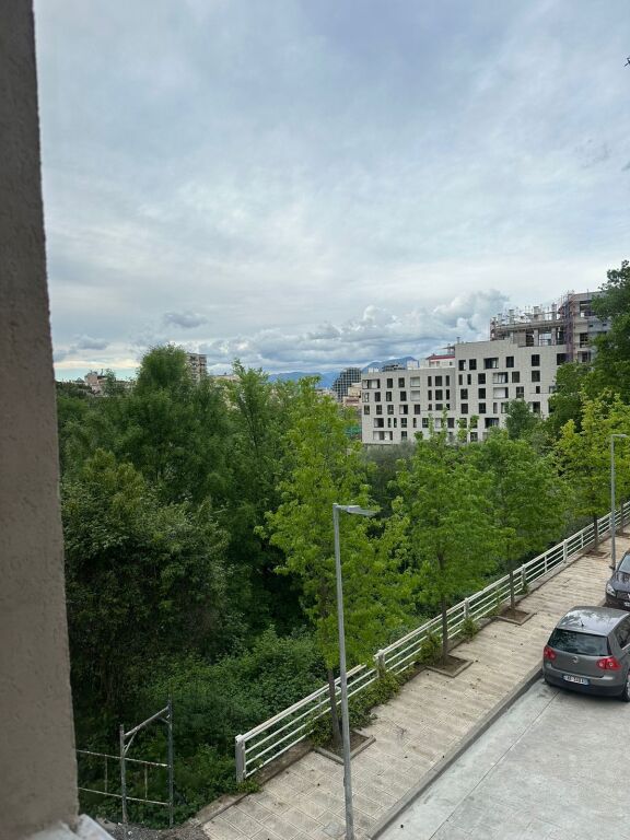 1+1,i mobiluar,parkim free,liqeni ithate,550’euro