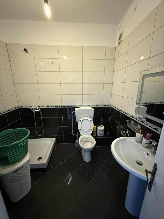 🏡 Jepet me qera apartament 2+1+2 + garazh 🚗🚗  📍 Vendndodhja: Kompleksi Fratari, Astir ✨ Apartamenti është i organizuar në 2 dhoma gjumi, sallon + kuzhinë dhe 2 tualete 🚘 Përfshin edhe garazh me kapacitet për 2 makina 50000 leke