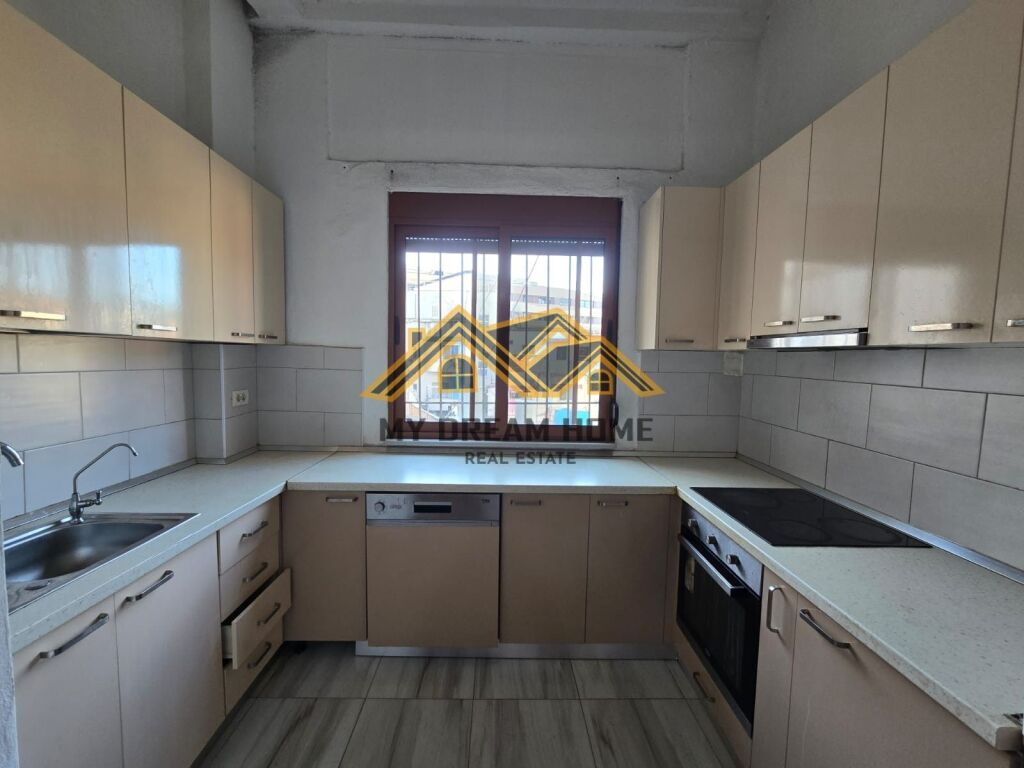 Apartament 3+1 për Qira Qender, Durrës