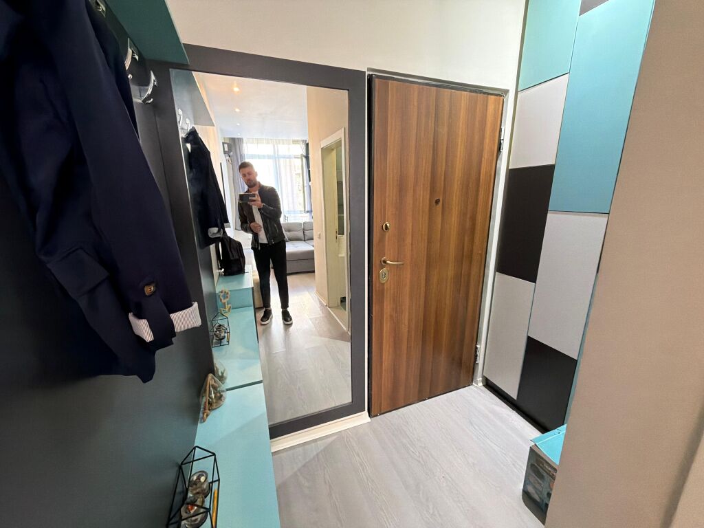 Jepet me qira apartament 1+1 i mobiluar  📍 Vendndodhja: Rruga Elbasanit, Rruga Pjetër Budi 🏢 Kati: 1 📐 Sipërfaqja: 60 m²  Apartamenti është i mobiluar dhe i gatshëm për banim, i përshtatshëm për individë apo çifte. Ndodhet në një zonë të aksesueshme dhe të qetë.  💶 Çmimi: 600 euro/muaj  📞 Për më shumë informacion ose vizitë, kontaktoni!