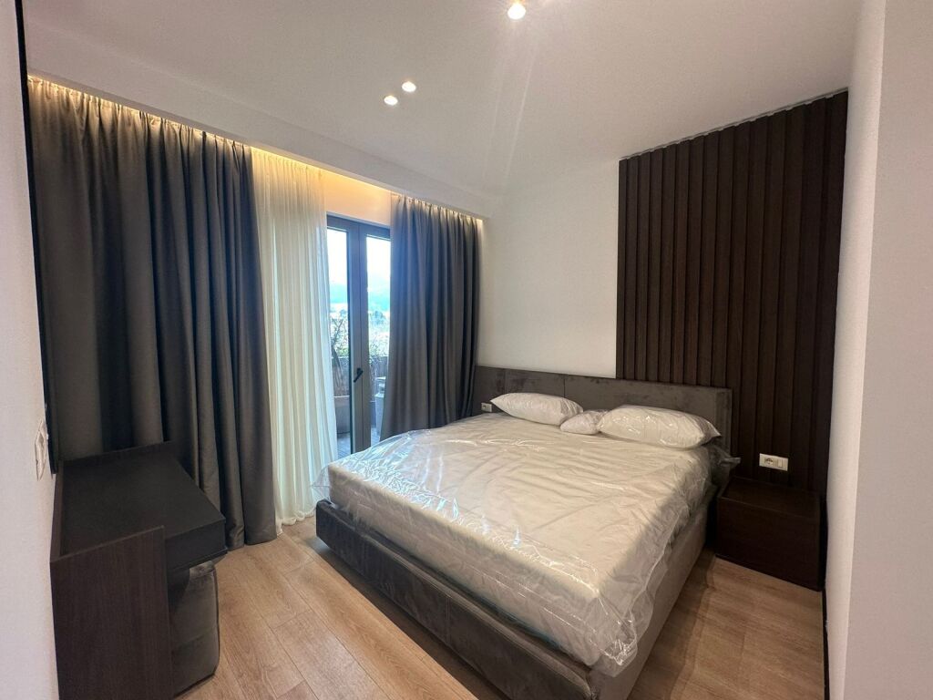 Jepet me qira apartament modern 2+1+2 pranë Lion Park, në një nga zonat më të kërkuara, shumë afër stadiumit Air Albania.