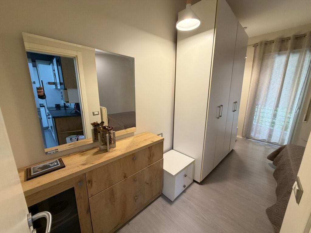 Jepet me qira apartament 1+1 i mobiluar  📍 Vendndodhja: Rruga Elbasanit, Rruga Pjetër Budi 🏢 Kati: 1 📐 Sipërfaqja: 60 m²  Apartamenti është i mobiluar dhe i gatshëm për banim, i përshtatshëm për individë apo çifte. Ndodhet në një zonë të aksesueshme dhe të qetë.  💶 Çmimi: 600 euro/muaj  📞 Për më shumë informacion ose vizitë, kontaktoni!