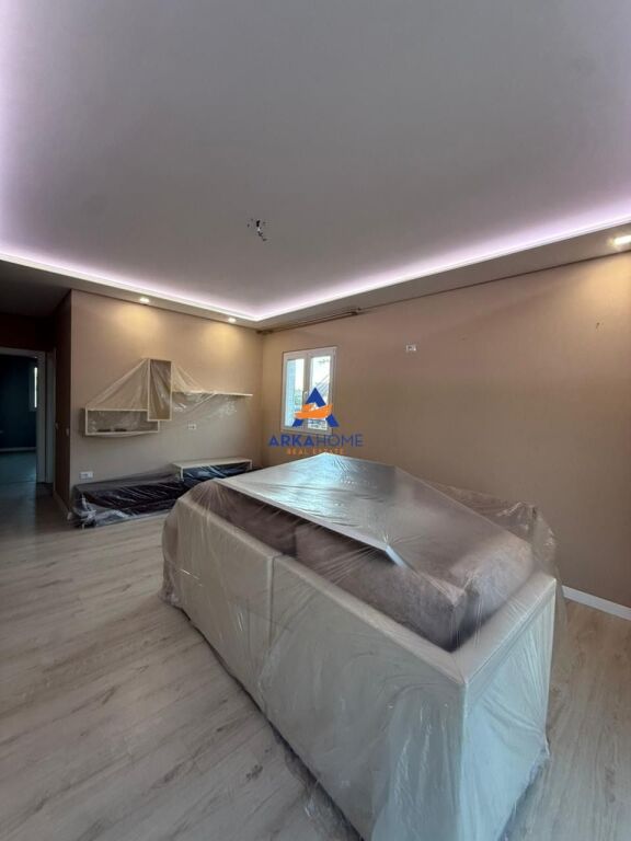 SHITET VILË ME 6 APARTAMENTE  "TE ISH SHESHI SHQIPONJA" 700.000 EURO (I DISKUTUESHEM)