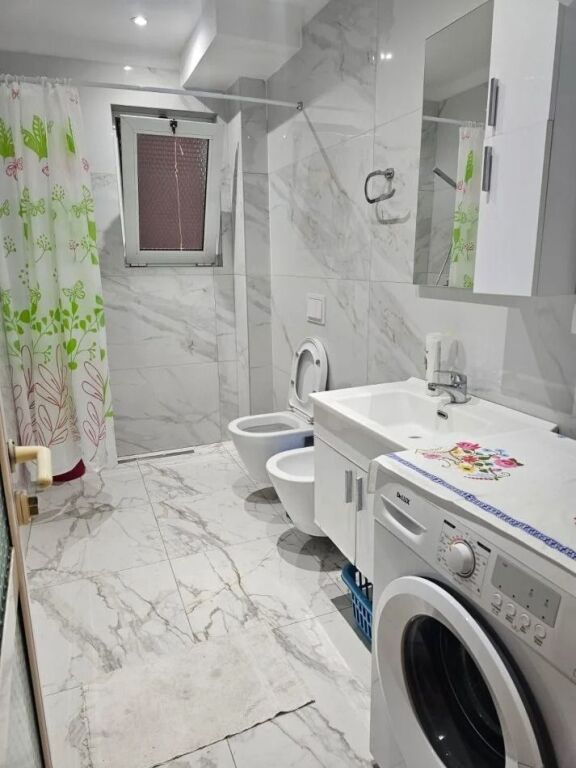 🏢Bulevardi Zogu I,prane Fakultetit te Shkencave te Natyres jepet me qera apartament ,3+1,e mobiluar. 60,000Leke