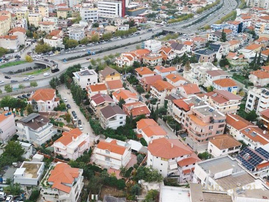 Jepet me qira vilë 3-katëshe në zonën e Vilave të Selitës, me akses direkt në Unazë.