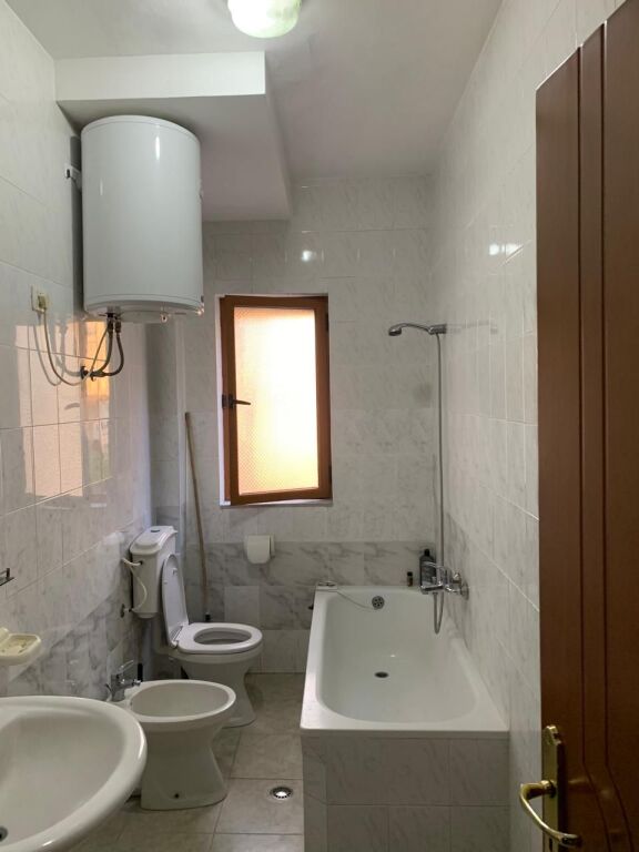 Shitet Apartament 2+1 ne lgj.8 Shkurti, Fier 90,4 m2