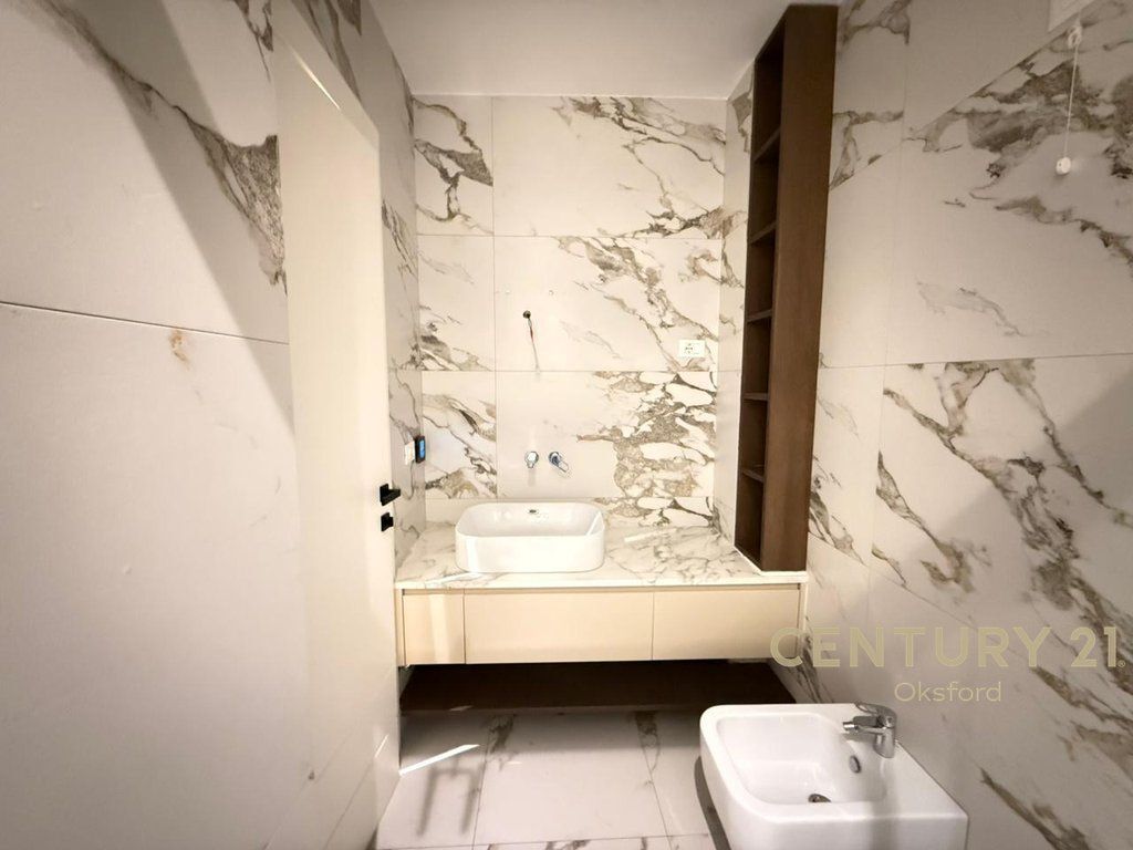 JAPIM ME QIRA APARTAMENT LUKSOZ POST PARKIMI TEK REZIDENCA LAKE VIEW! 2,300 € /Muaj