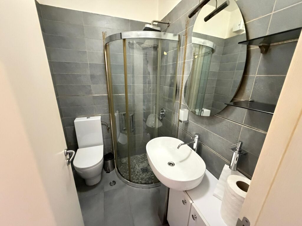 Jepet me qira apartament 1+1 i mobiluar  📍 Vendndodhja: Rruga Elbasanit, Rruga Pjetër Budi 🏢 Kati: 1 📐 Sipërfaqja: 60 m²  Apartamenti është i mobiluar dhe i gatshëm për banim, i përshtatshëm për individë apo çifte. Ndodhet në një zonë të aksesueshme dhe të qetë.  💶 Çmimi: 600 euro/muaj  📞 Për më shumë informacion ose vizitë, kontaktoni!