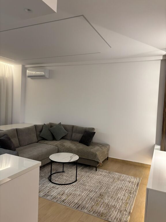 1+1,i mobiluar te pavaroti kopshti botanik,800 euro