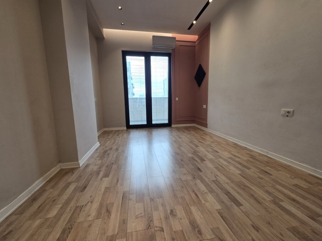 Ambient Zyre 2+1+2+Ballkon me Qira Te Square 21
