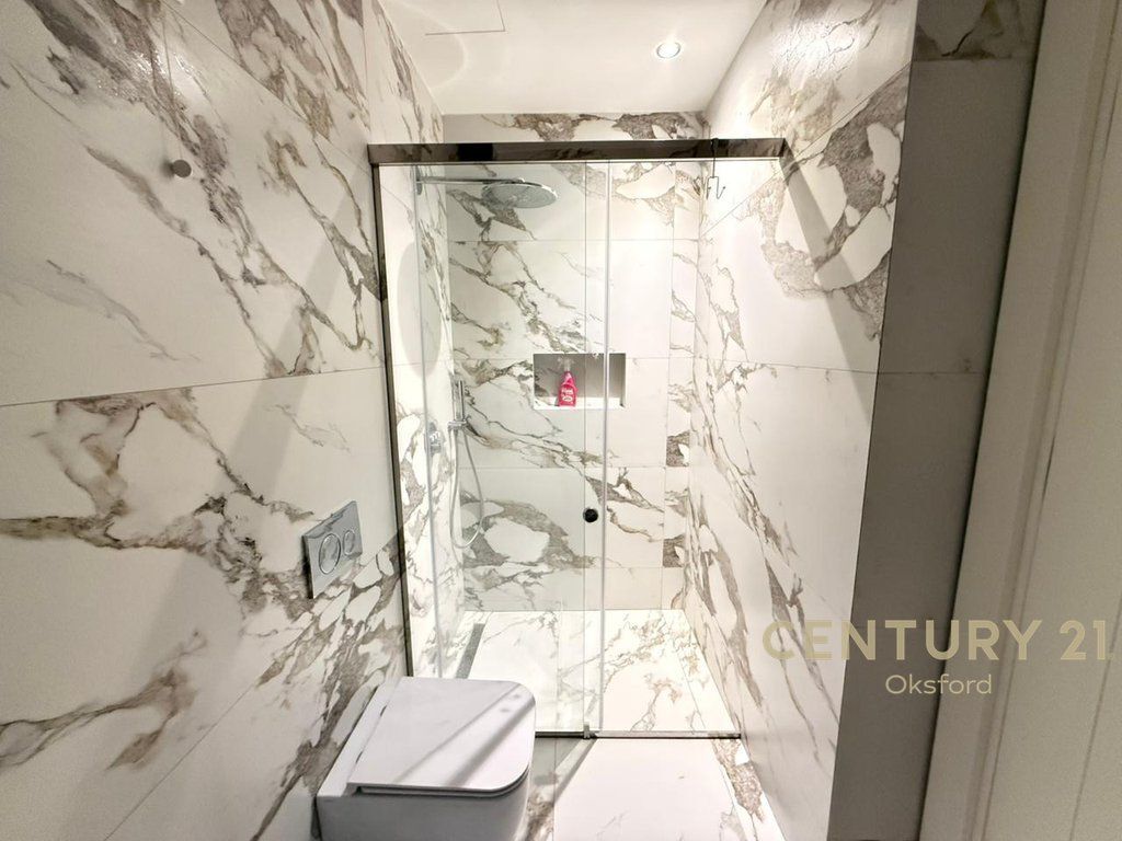 JAPIM ME QIRA APARTAMENT LUKSOZ POST PARKIMI TEK REZIDENCA LAKE VIEW! 2,300 € /Muaj