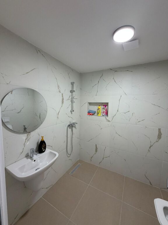 📣 AFFITTO Appartamento 2+1+2 📍 Vicino Casa Italia ✨  🏢 Nuova Costruzione 🪜 5° Piano (Con Ascensore) 🛋️ Arredato Con Condizioni Moderne ✅ Mai Abitato Prima  💶 Prezzo 80.000 lek