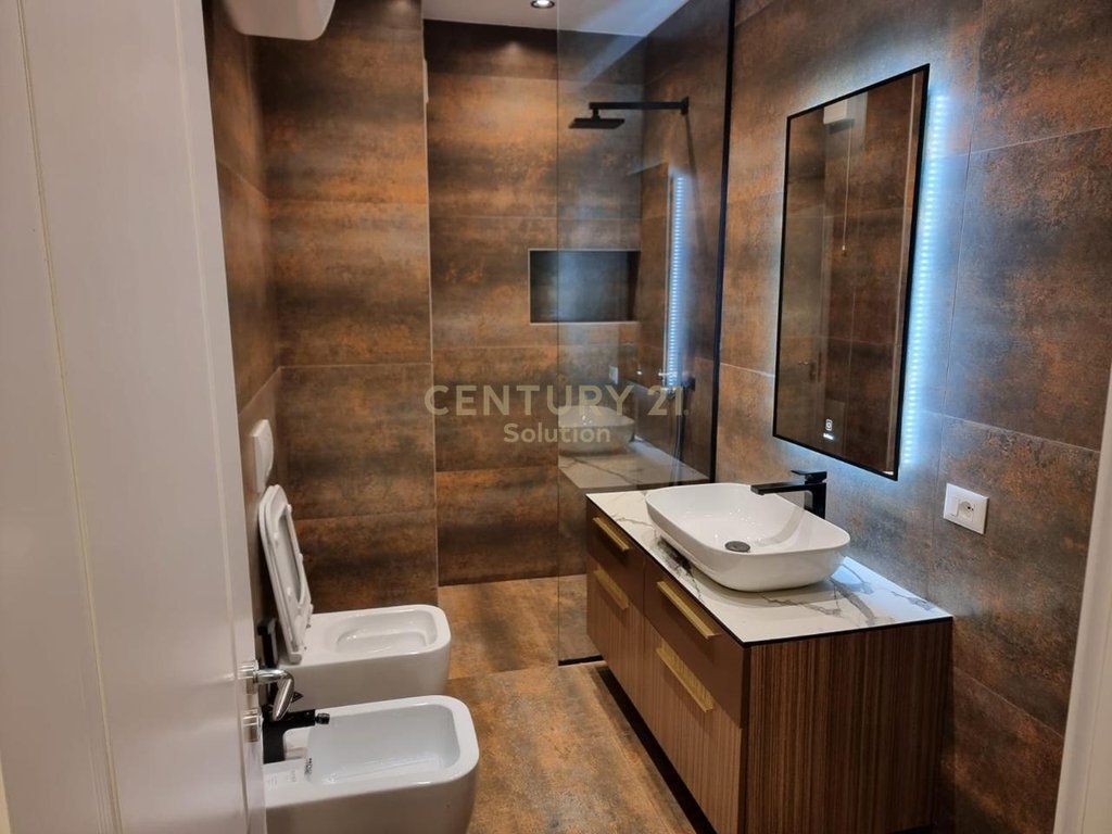 JAPIM ME QIRA APARTAMENT MODERN 2+1+2 TUALETE PRANE OZONE, ASTIR! 700 € /Muaj