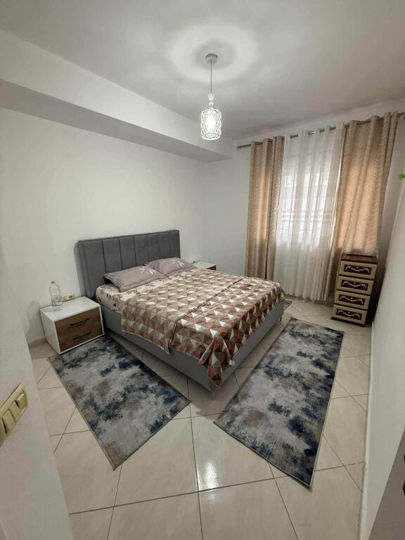 🏡 Jepet me qera apartament 2+1+2 + garazh 🚗🚗  📍 Vendndodhja: Kompleksi Fratari, Astir ✨ Apartamenti është i organizuar në 2 dhoma gjumi, sallon + kuzhinë dhe 2 tualete 🚘 Përfshin edhe garazh me kapacitet për 2 makina 50000 leke