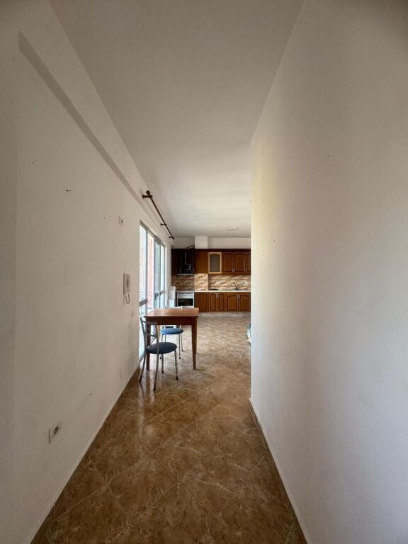 Apartament 1+1 te Mbikalimi i Komunes per shitje