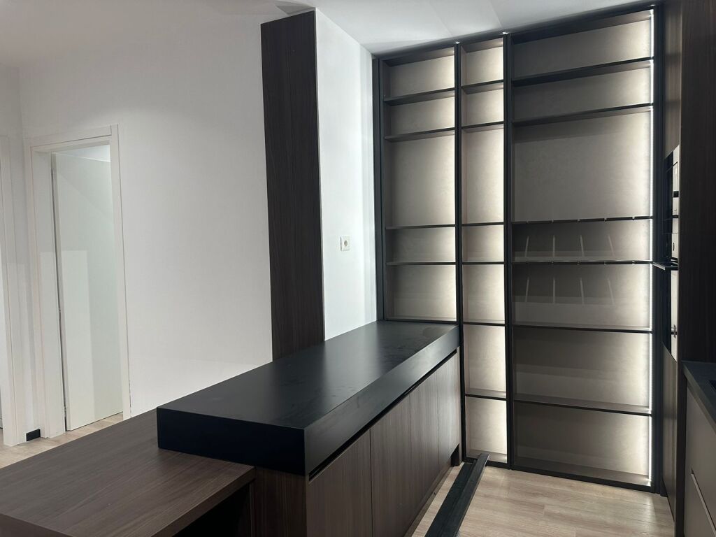 Jepet me qira apartament modern 2+1+2 pranë Lion Park, në një nga zonat më të kërkuara, shumë afër stadiumit Air Albania.