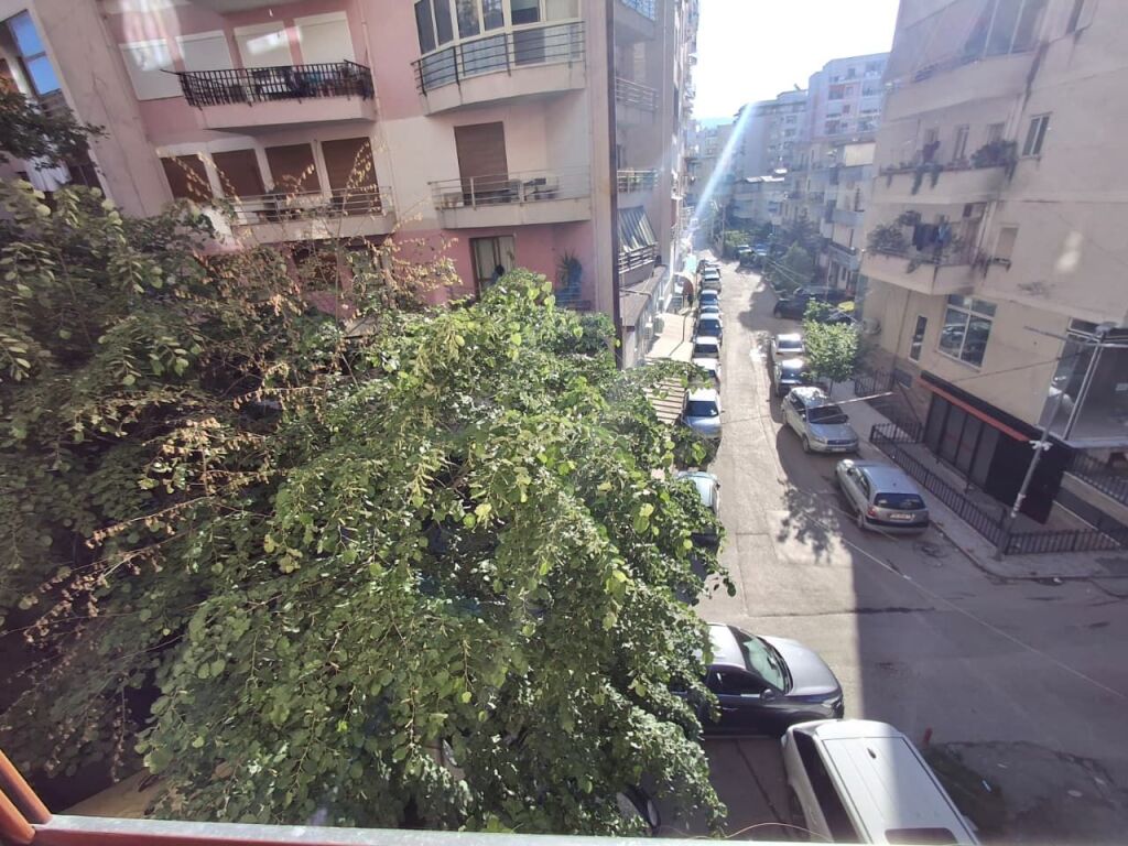 Apt 1+1+Ballkon te Pallatet Derveni, Rruga e Qelqit (Uji dhe administrimi i perfshire ne cmim) (JO AGJENSI)
