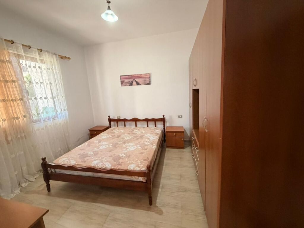 Qira, Kati i 1 në Shtëpi Private 2+1, Perball Oroshit, Kenet, Durrës