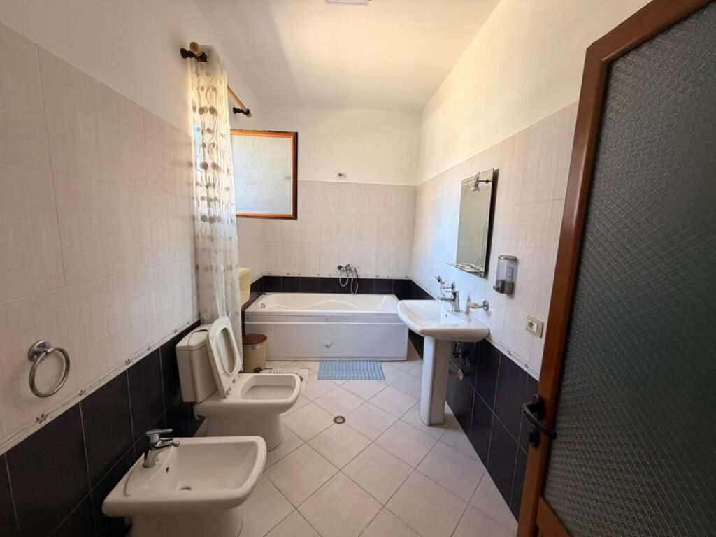 Qira, Kati i 1 në Shtëpi Private 2+1, Perball Oroshit, Kenet, Durrës