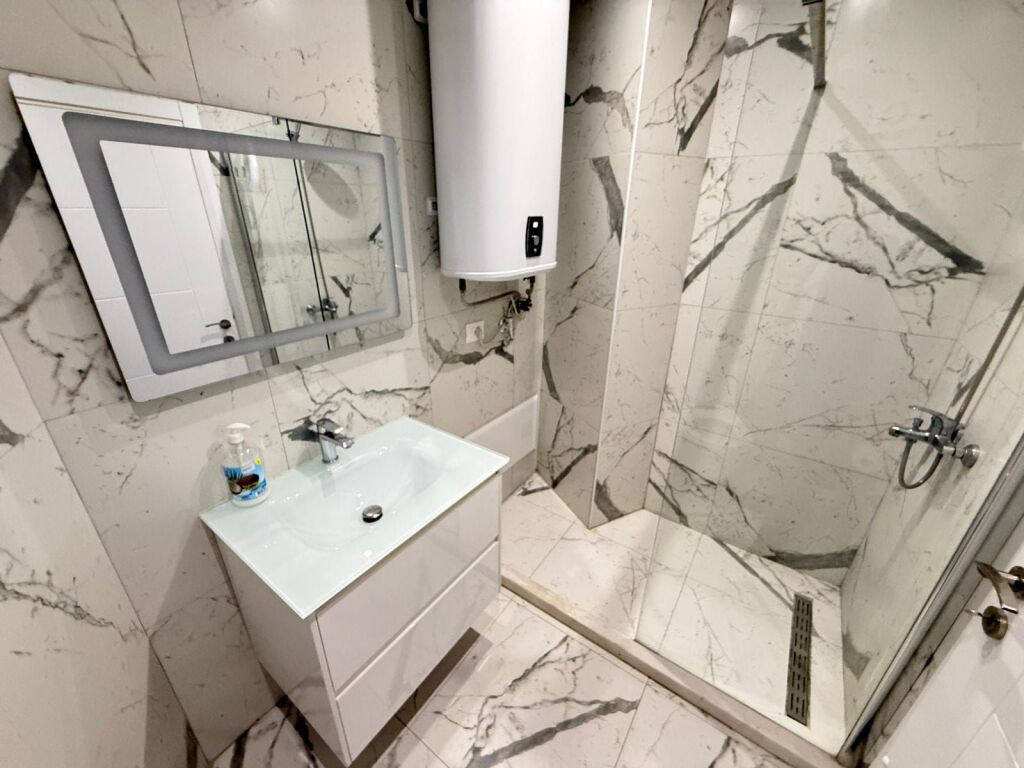 Apartament Me Qera 2+1+2 Tek Rruga e Barrikadave (ID B2201844) Tirane