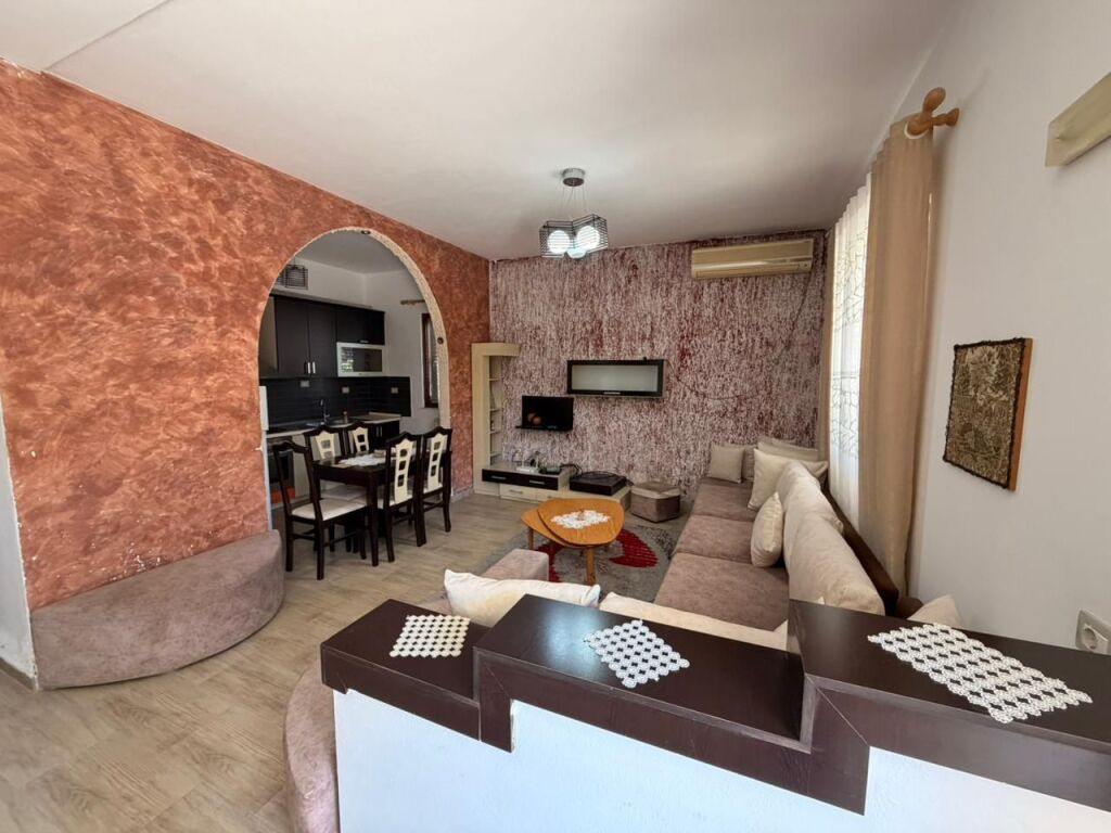 Qira, Kati i 1 në Shtëpi Private 2+1, Perball Oroshit, Kenet, Durrës
