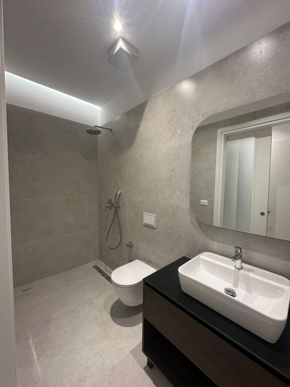 Jepet me qira apartament modern 2+1+2 pranë Lion Park, në një nga zonat më të kërkuara, shumë afër stadiumit Air Albania.