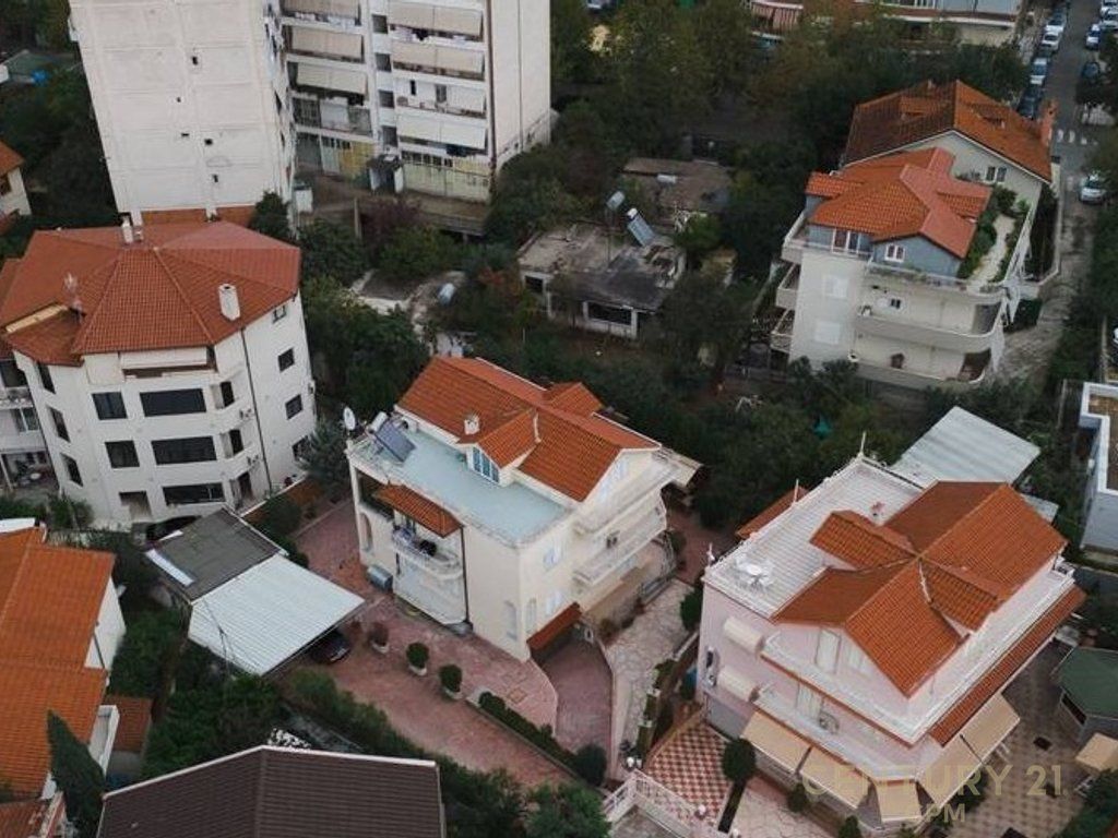 Jepet me qira vilë 3-katëshe në zonën e Vilave të Selitës, me akses direkt në Unazë.