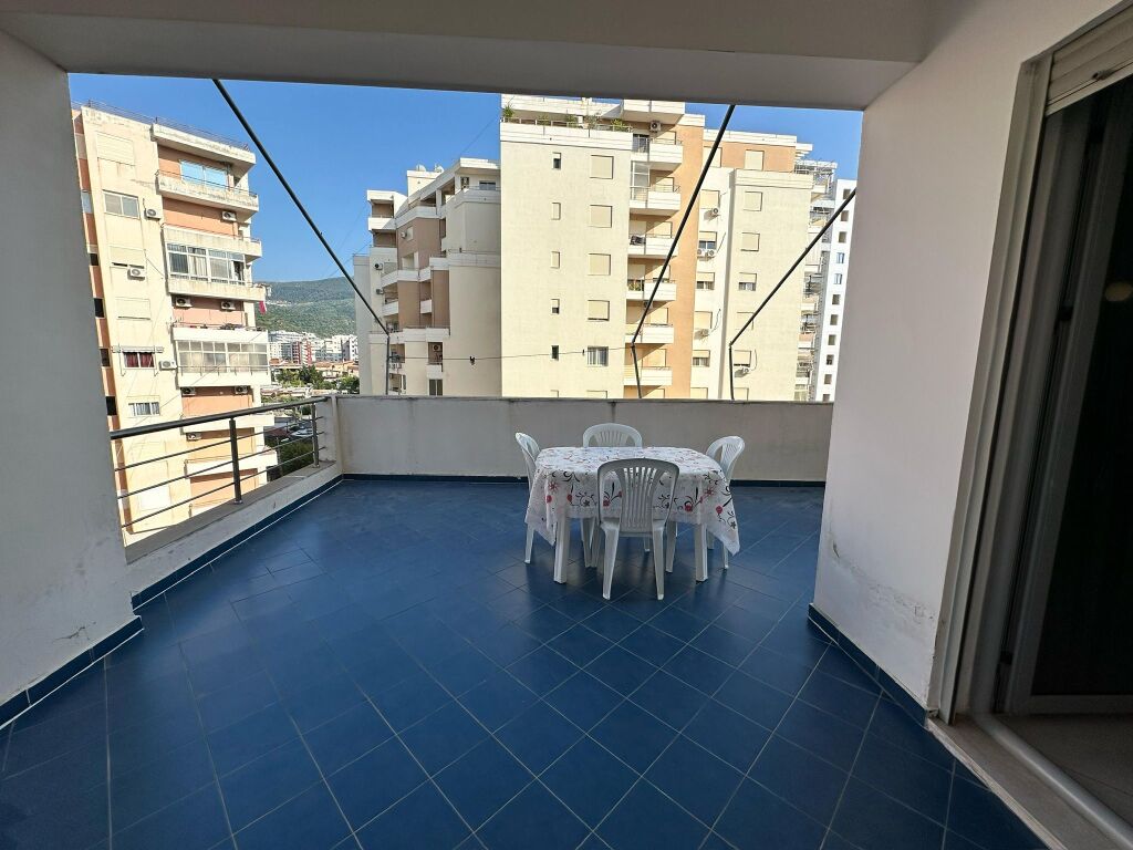 Jepet me qira vjetore Apartament Lungomare, Vlorë (Brooklyn Bar)
