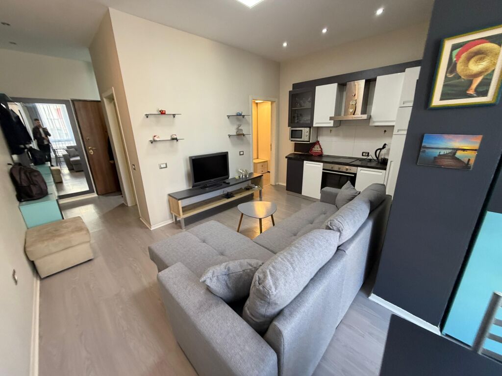 Jepet me qira apartament 1+1 i mobiluar  📍 Vendndodhja: Rruga Elbasanit, Rruga Pjetër Budi 🏢 Kati: 1 📐 Sipërfaqja: 60 m²  Apartamenti është i mobiluar dhe i gatshëm për banim, i përshtatshëm për individë apo çifte. Ndodhet në një zonë të aksesueshme dhe të qetë.  💶 Çmimi: 600 euro/muaj  📞 Për më shumë informacion ose vizitë, kontaktoni!