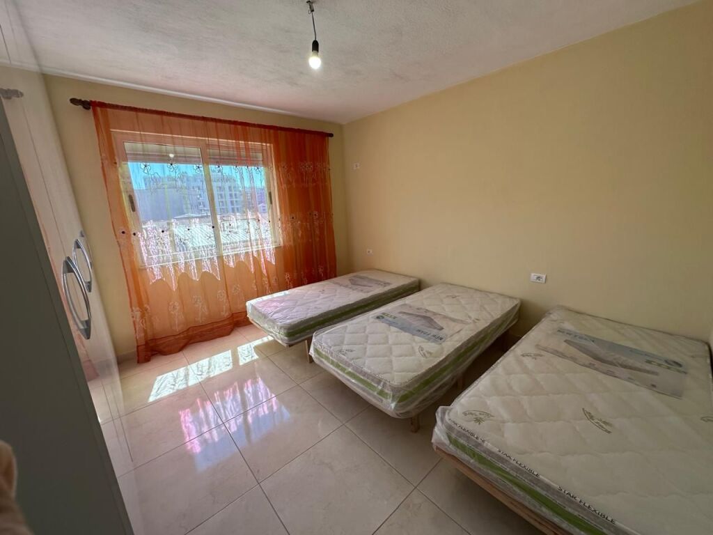 🏢Tek Medreseja jepet me qera apartament 1+1,e mobiluar. 50,000Leke